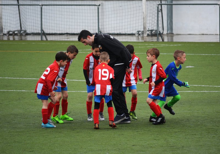 Una squadra di bambini gioca a calcio
