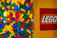 L’azienda danese LEGO continuerà a produrre mattoncini con il petrolio