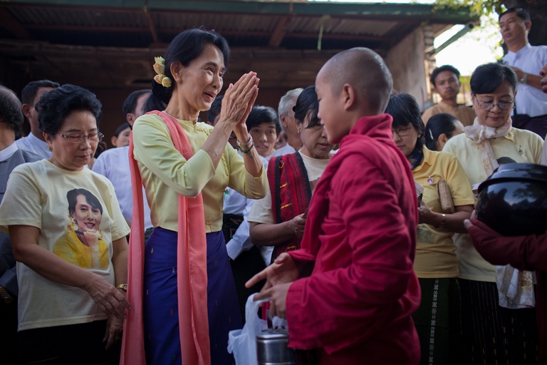Aung San Suu Kyi riceve le donazioni dei monaci dopo essere stata liberata, dicembre 2010 