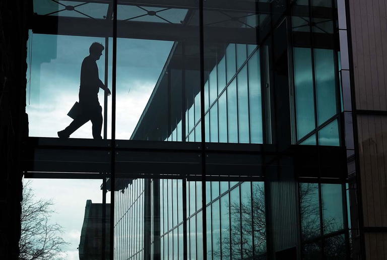 Un funzionario del Parlamento islandese durante la crisi politica del 2016. Il premier Sigmundur David Gunnlaugsson si dimise dopo che il suo nome comparve nei conti offshore dei Panama Papers. © Spencer Platt/Getty Images