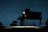 Il pianista Ludovico Einaudi suona per rendere omaggio a chi sta combattendo contro il coronavirus e per il pianeta
