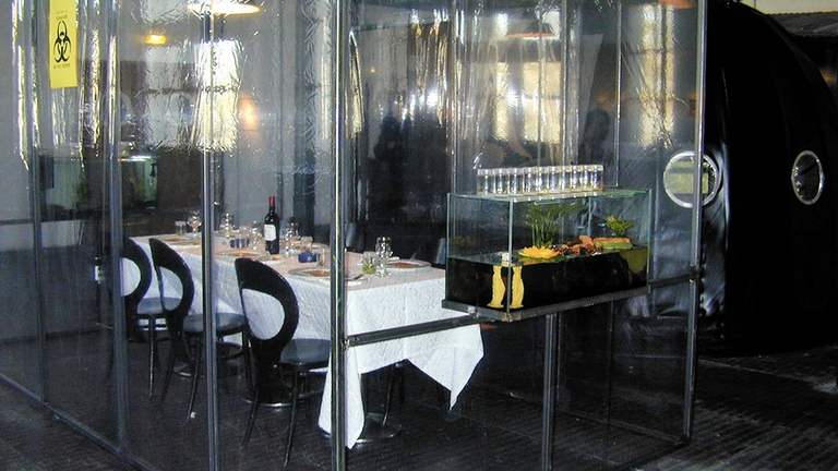 Il set di Nantes dove il 4 maggio 2003 si è tenuta la performance 'Disembodied Cuisine' © Tissue Culture & Art Project