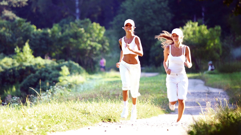 Lo studio della Columbia University di New York ha scoperto che, sfruttando l’ossigeno dell’aria, la corsa aumenta l’operosità dei centri cerebrali legati ai ricordi. In pratica, il runner che corre regolarmente stimola la costruzione di neuroni e l’attività nel “giro dentato”, una parte dell’ippocampo cruciale per la memoria. E allora, perché non sfruttare il parco vicino a casa o una strada poco trafficata, ancor meglio nel verde, per riscoprire la nostra primordiale inclinazione per la corsa?