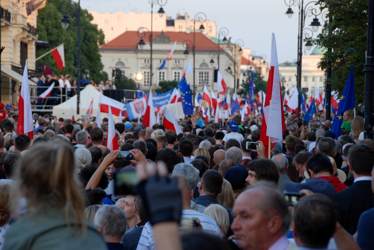 On July 20, thousands of Poles gathered in front of the Presidential Palace, Warsaw, to stop the president from signing the judicial reform. © Natalia Koper