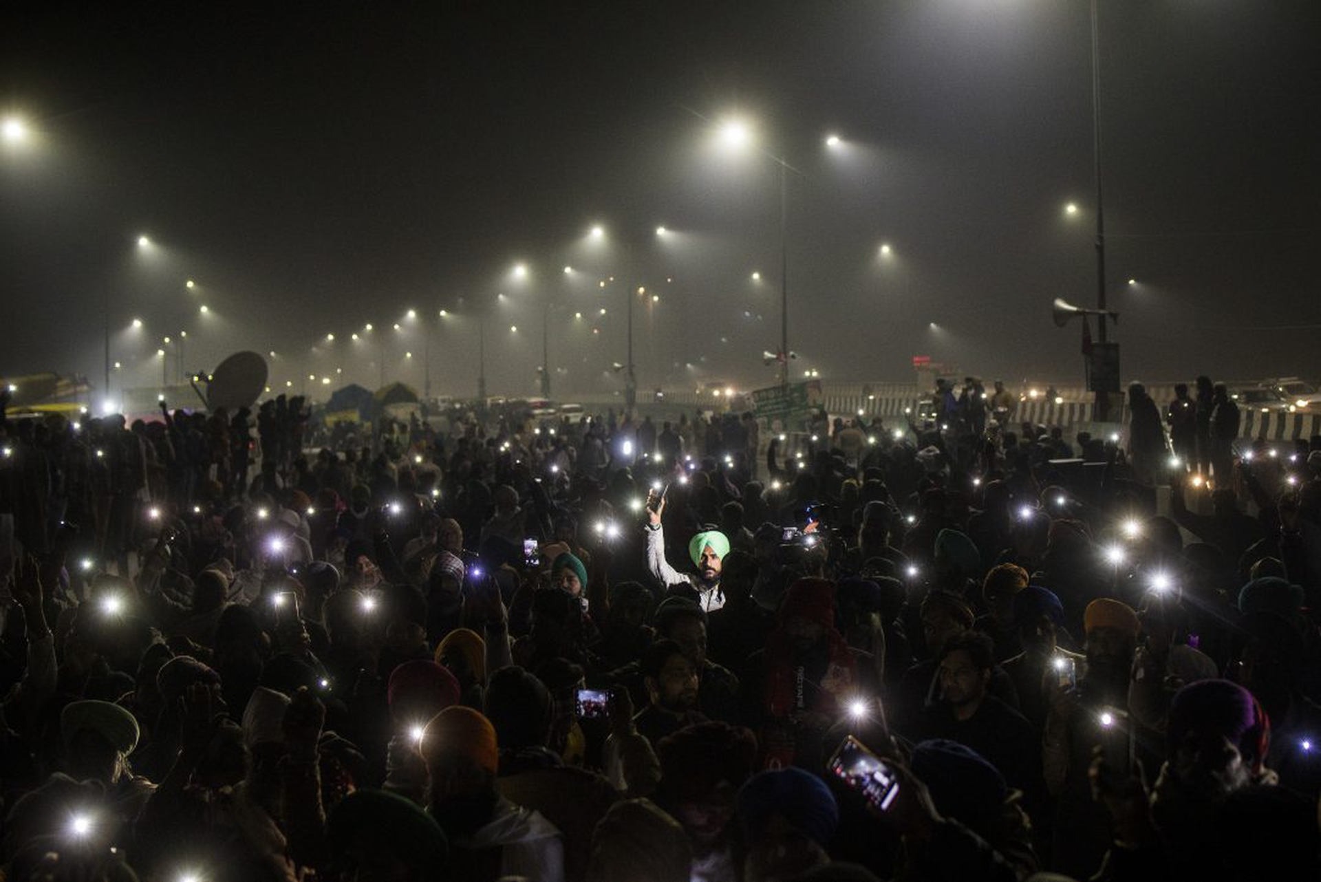 Da mesi in India migliaia di agricoltori sono accampati sull'autostrada per protesta. Ora il governo gli ha tolto internet