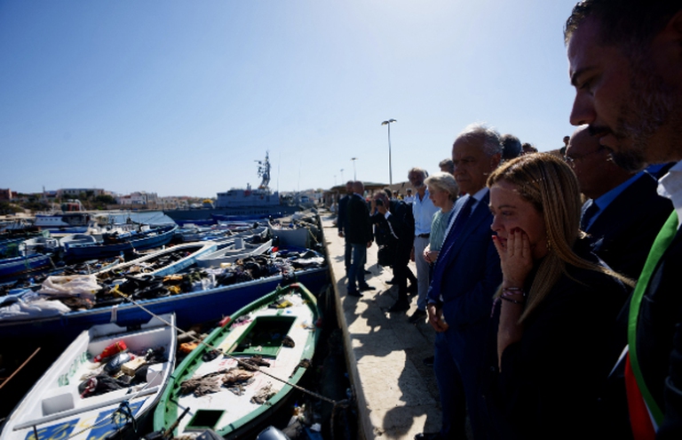 Decine di barchini ancora ormeggiati al molo di Lampedusa dopo gli arrivi straordinari degli ultimi giorni 