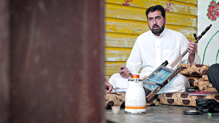 Ziad tra i profughi siriani con il rebab nel Refugee Music Project