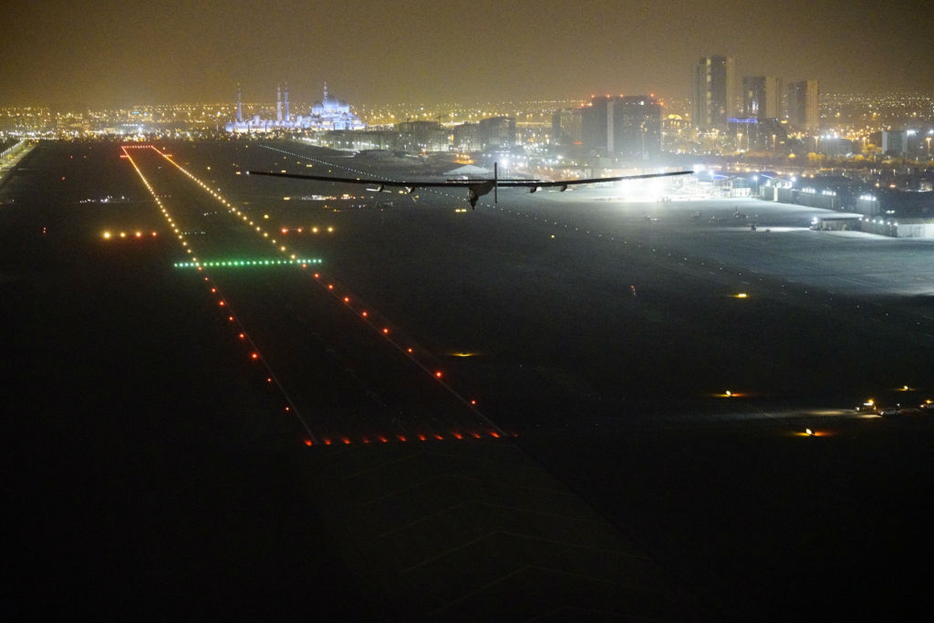 Solar Impulse 2 ha completato il giro del mondo con la sola energia solare