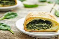 Rotolo di spinaci con pasta sfoglia alla greca, la ricetta