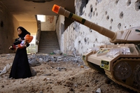 War toys. Un fotografo racconta i disegni di guerra dei bambini attraverso i giocattoli