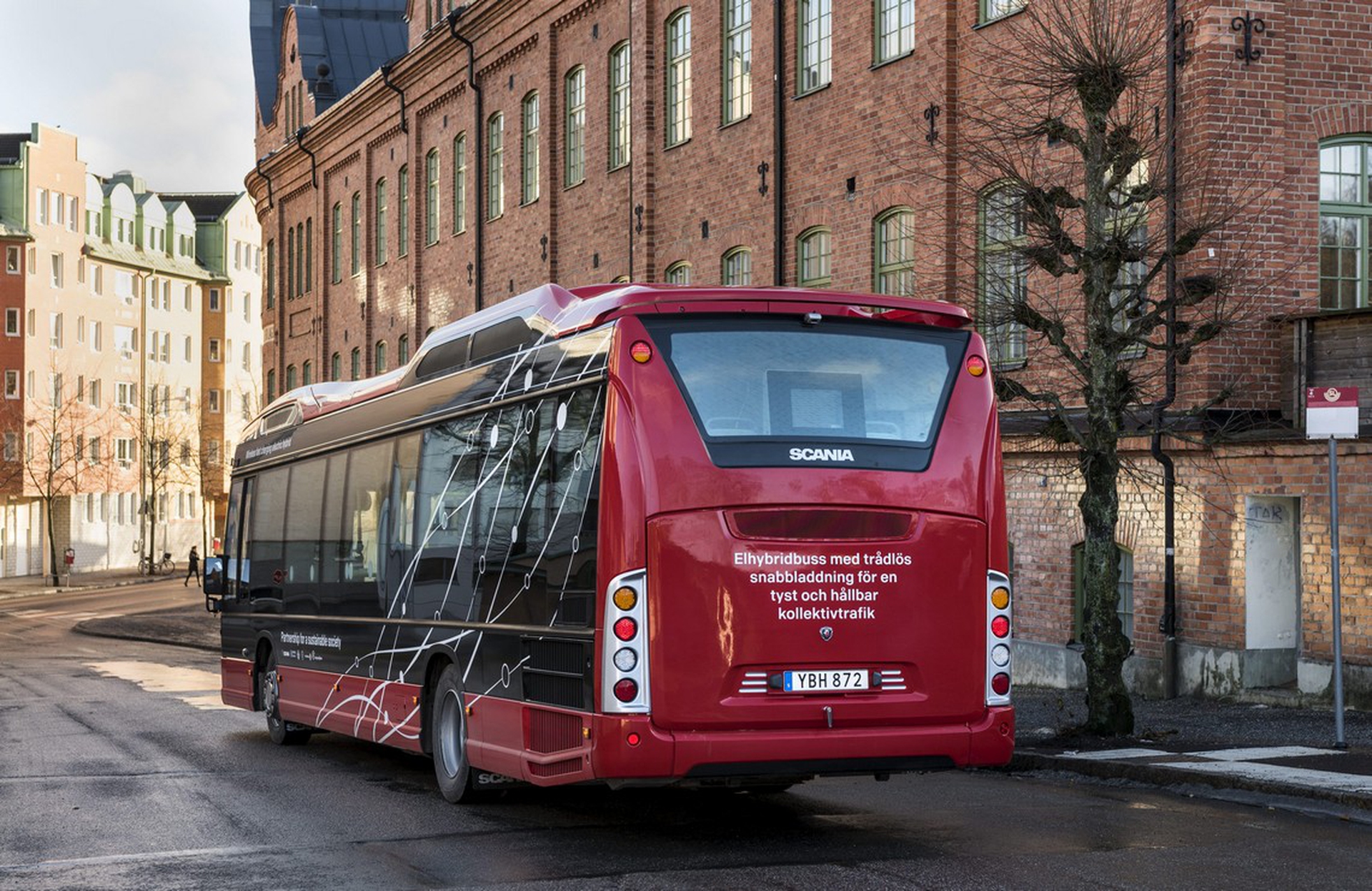 L’autobus del futuro è ibrido e si ricarica wireless