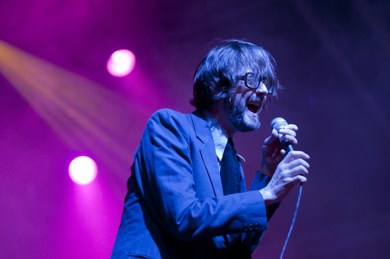 Jarvis Cocker canta sul palco.