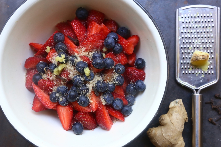 Crumble speziato di fragole