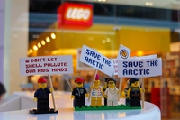 Lego sospende la collaborazione con Shell