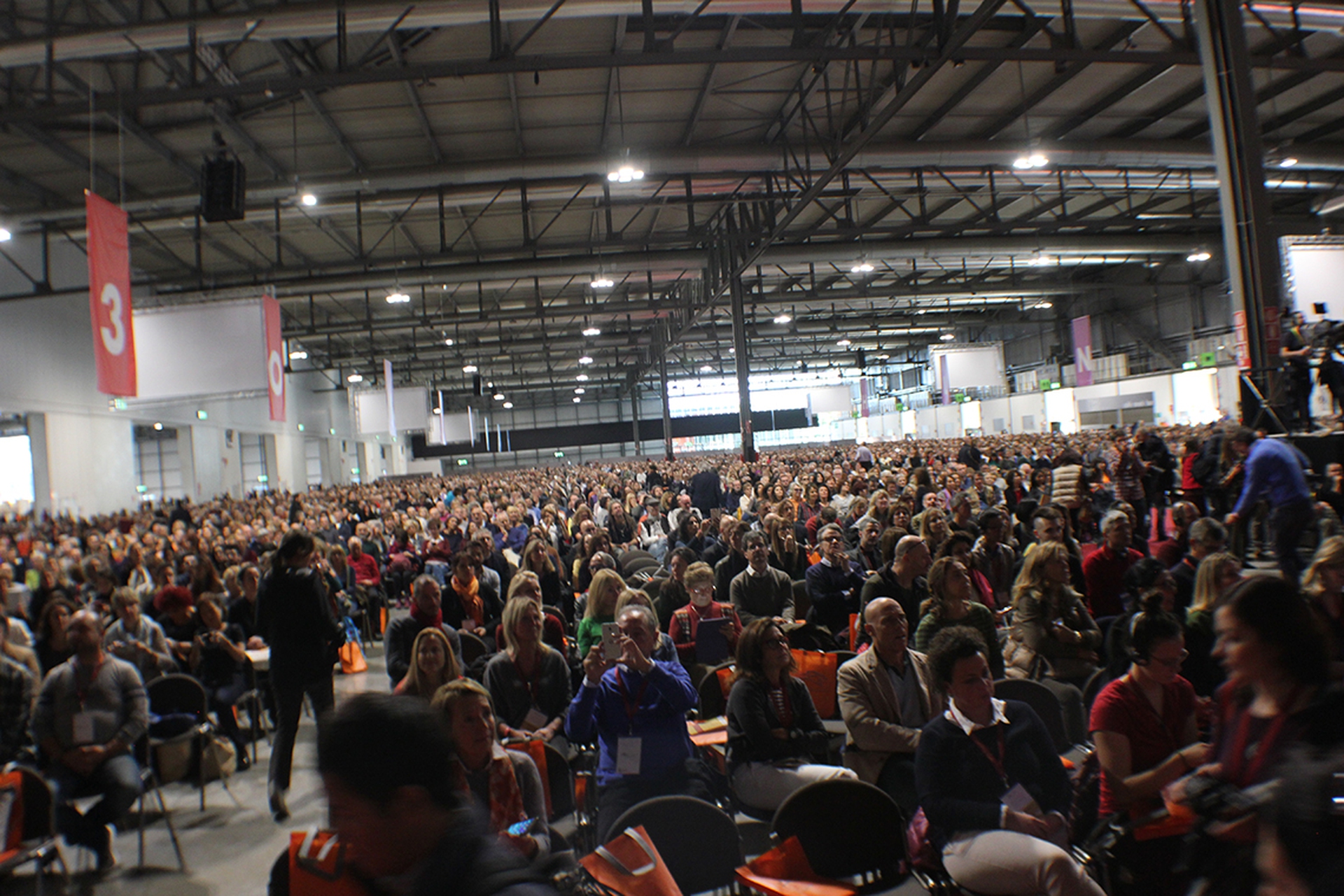 4. Migliaia di persone assistono agli insegnamenti del Dalai Lama