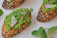 Bruschette al pesto di piselli e menta