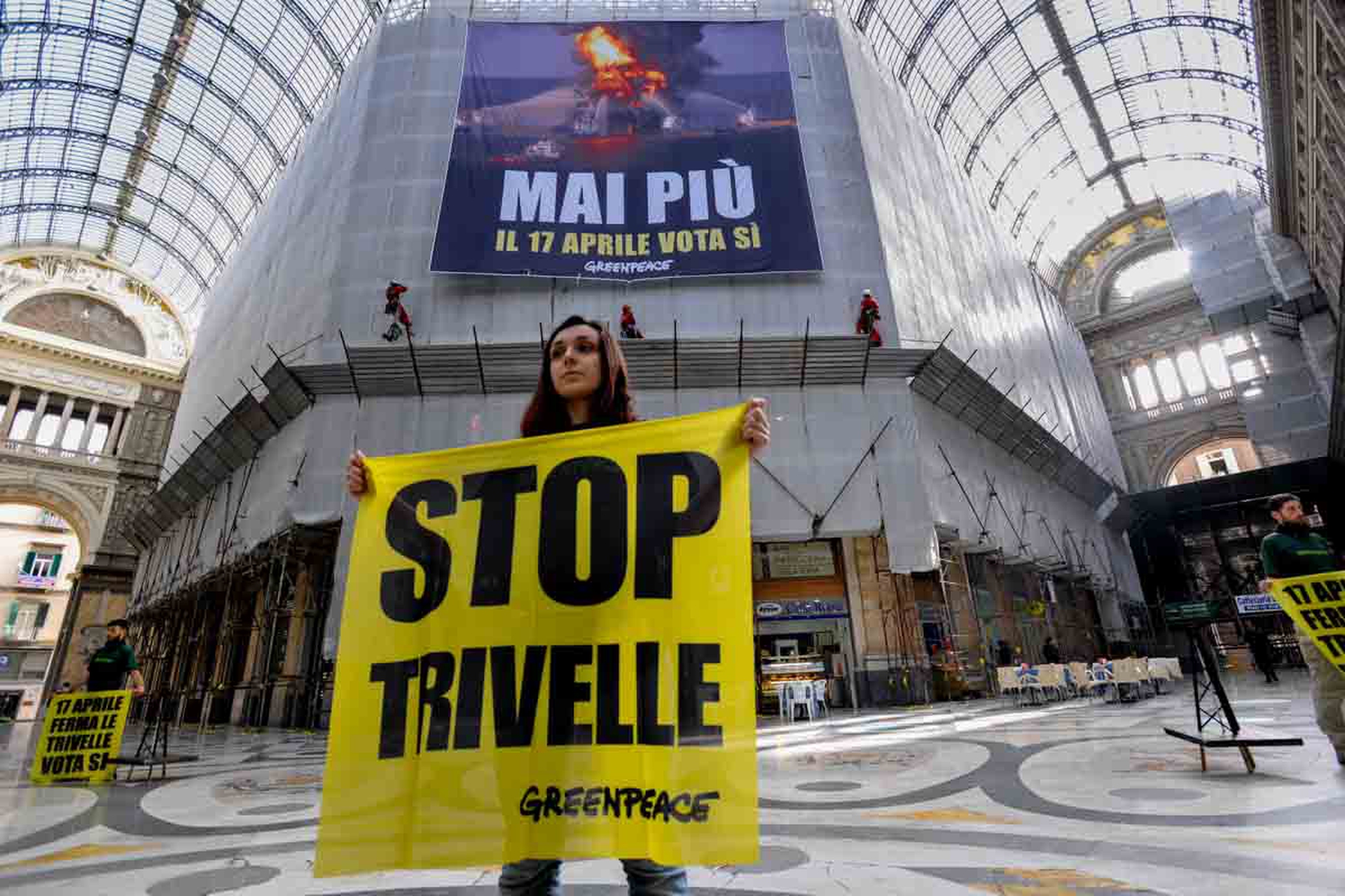 Greenpeace in azione a Napoli