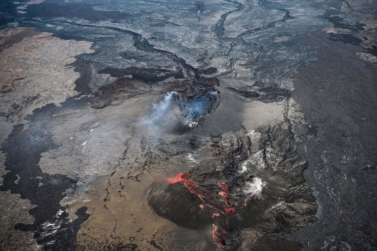 L'eruzione del vulcano di Mauna Loa alle Hawaii che ha bloccato l'accesso all'osservatorio nel 2022