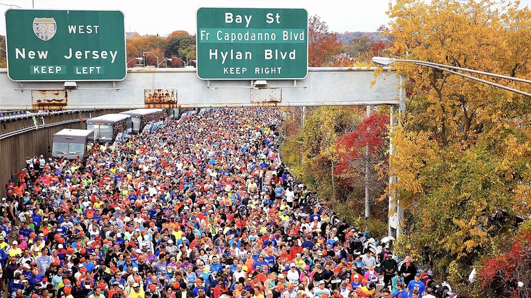 Quest'immagine, dalla maratona di New York del 2016, dà bene l'idea della partecipazione popolare di questa giornata di sport, di corsa, di festa per la città.