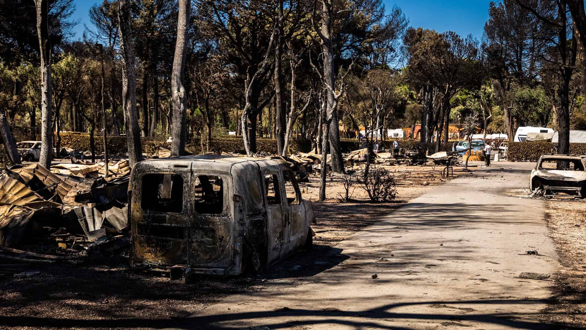 Cittadini in strada durante ondata di calore estiva, temperature elevate mettono a rischio la salute pubblica europea, immagine di approfondimento