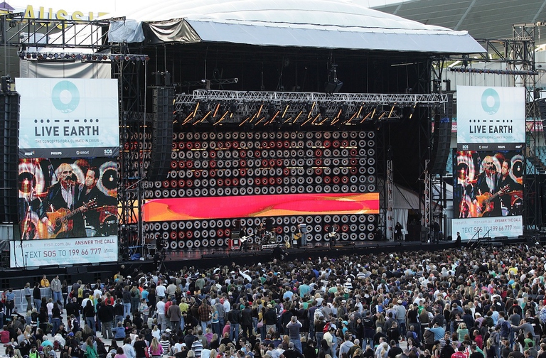 Il palco e la folla del Live Earth a Sydney.