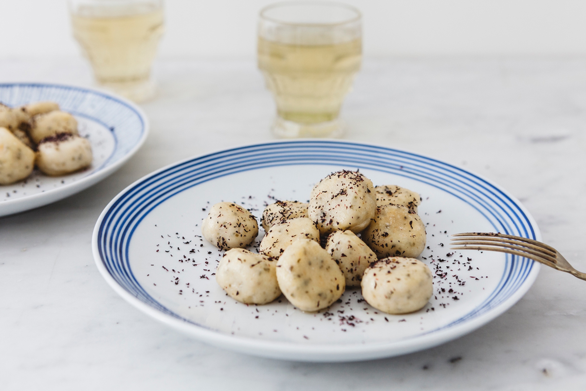 Gnocchi di ricotta, alghe e shiso