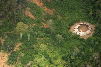 Amazzonia, nuove foto di una tribù indigena incontattata minacciata dai cercatori d’oro