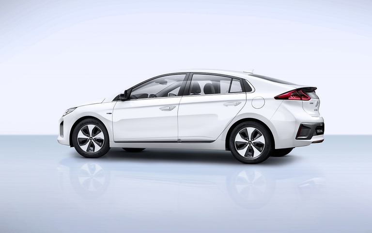 Un’auto elettrica è una vettura sicura. Ioniq Electric, ad esempio, si avvale della frenata automatica d’emergenza, dell’assistenza al superamento involontario della linea di corsia, dell’avviso d’ostacolo in corrispondenza dell’angolo di visuale cieco e del cruise control adattivo