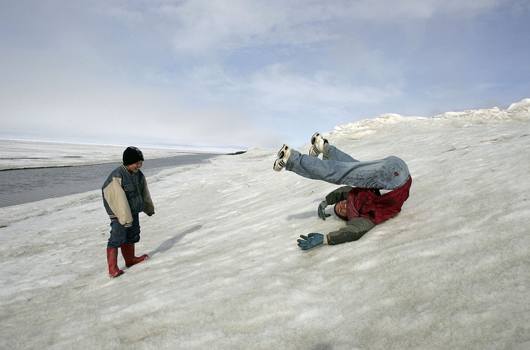 Bambini inuit che giocano