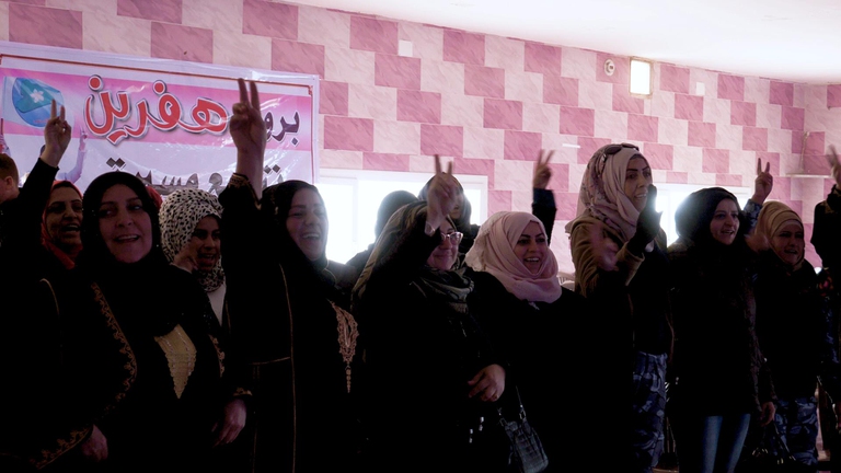 Blooming in the desert donne Raqqa