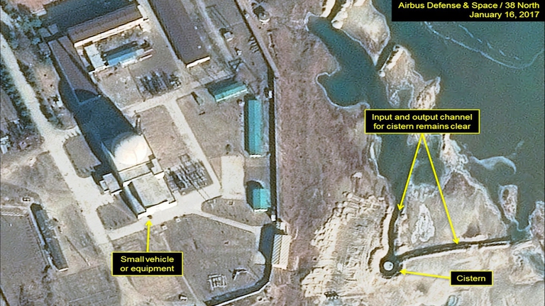 L'Agenzia internazionale per l'energia atomica dice che non può sapere quante bombe atomiche ha la Corea del Nord ha, ma che la situazione è in una “nuova fase”. Negli ultimi anni, la Corea del Nord ha raddoppiato le dimensioni dei suoi impianti di arricchimento dell'uranio, ha detto il segretario generale Yukiya Amano. Il 90% dell'uranio arricchito è utilizzato nella produzione di armi nucleari.