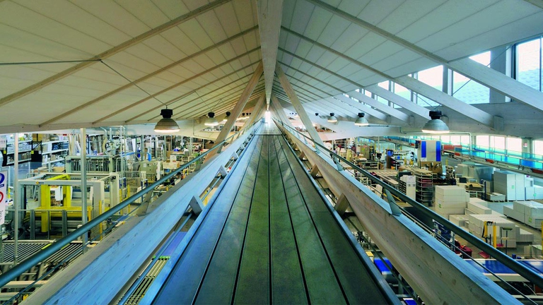 I reparti produttivi della fabbrica Lago, progettata dall'architetto Italo Chiucchini secondo i criteri della bio-edilizia domestica