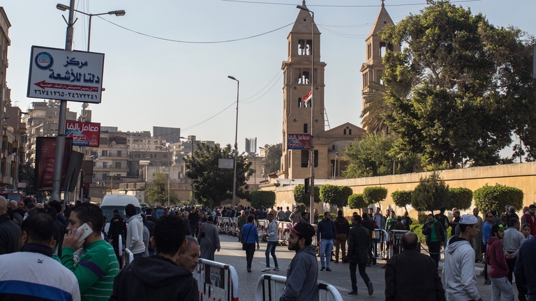La folla si raduna davanti alla Cattedrale copta di San Marco al Cairo dopo l'attentato Photo by Chris McGrath/Getty Images)