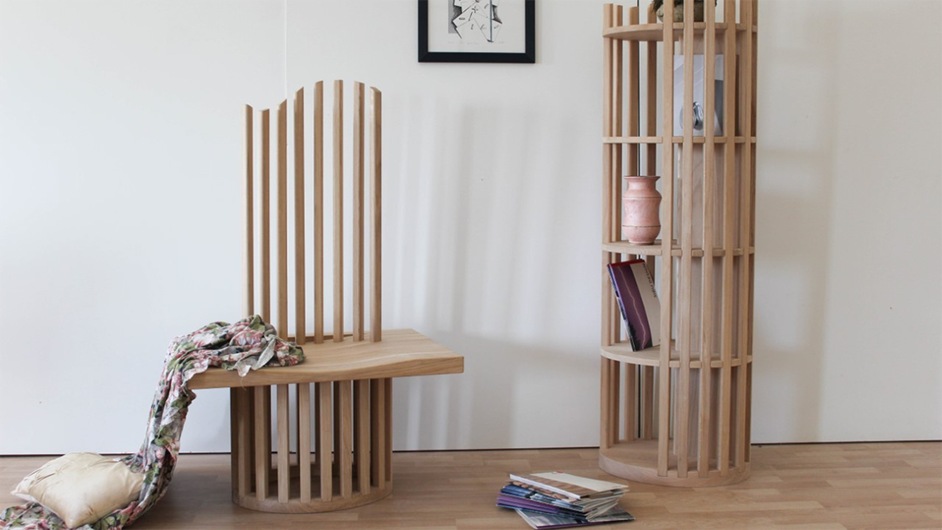 Poltroncina e libreria Ioniki