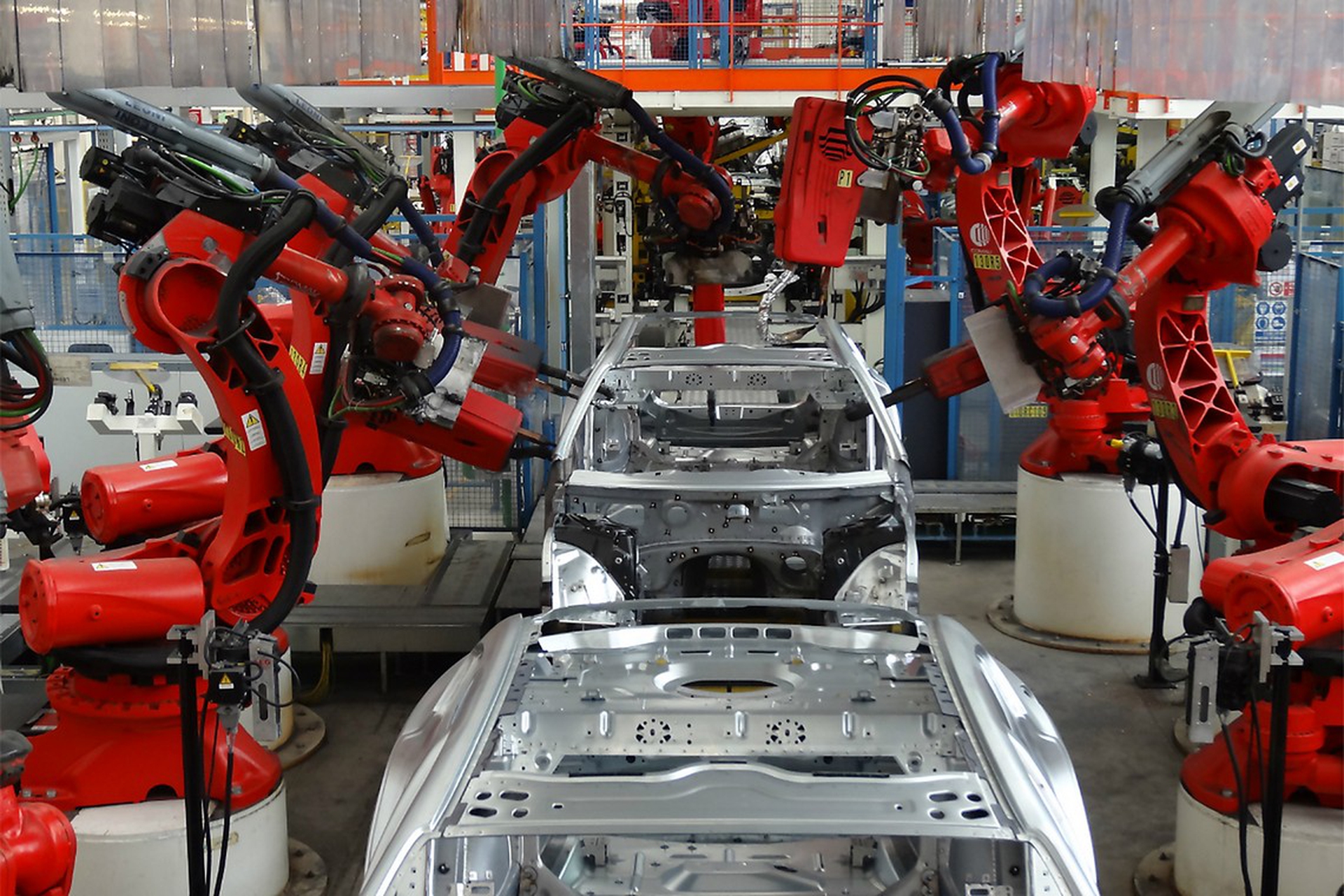 L’industria 4.0 ridurrà i prezzi delle auto elettriche. I robot, però, ci ruberanno il lavoro