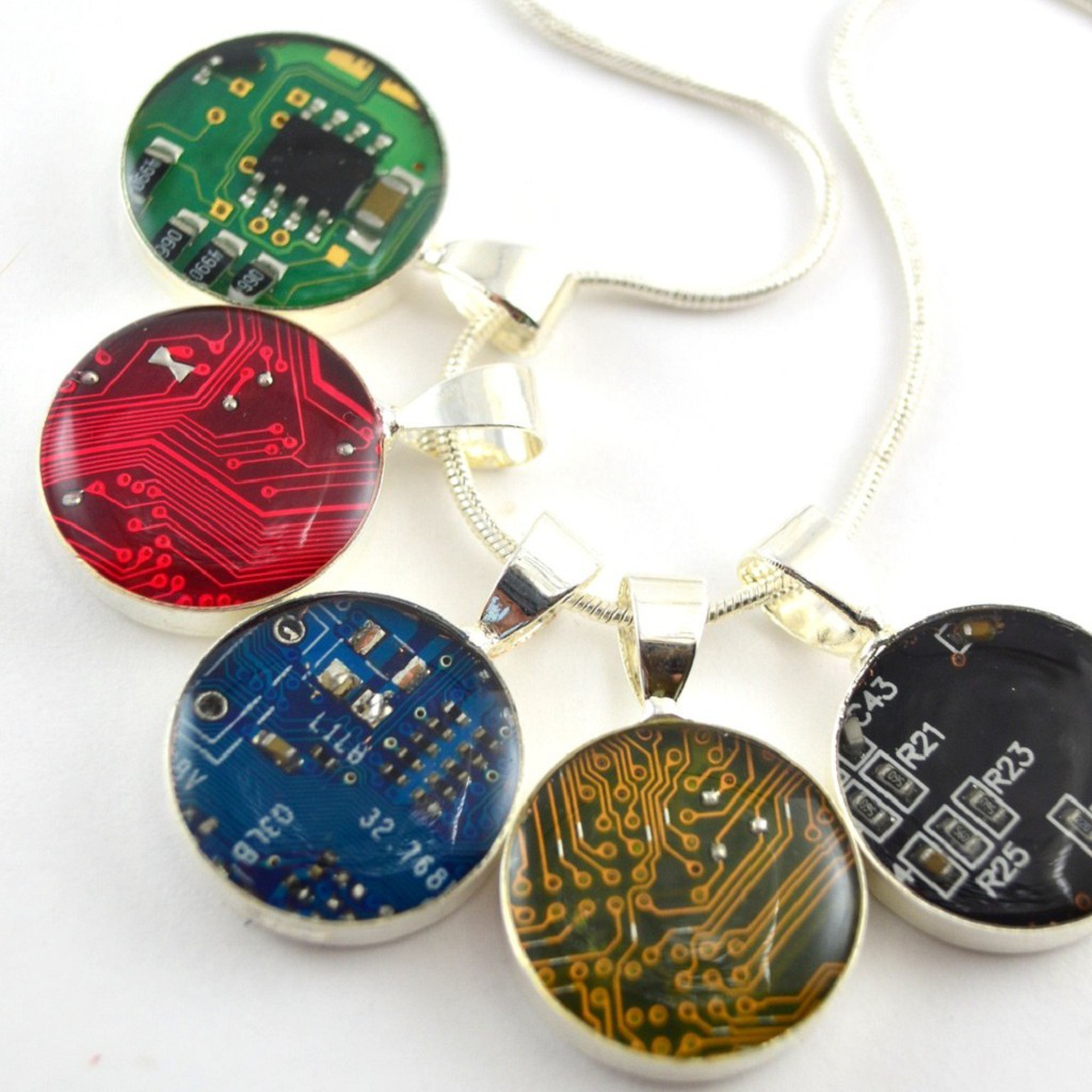 Circuit breaker labs, dal riciclo di circuiti elettrici nascono gioielli ecologici