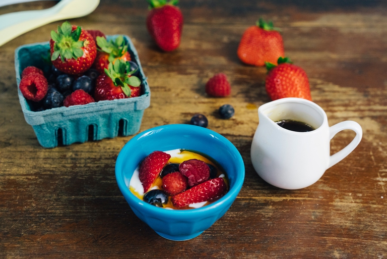 Merenda di yogurt e frutti di bosco