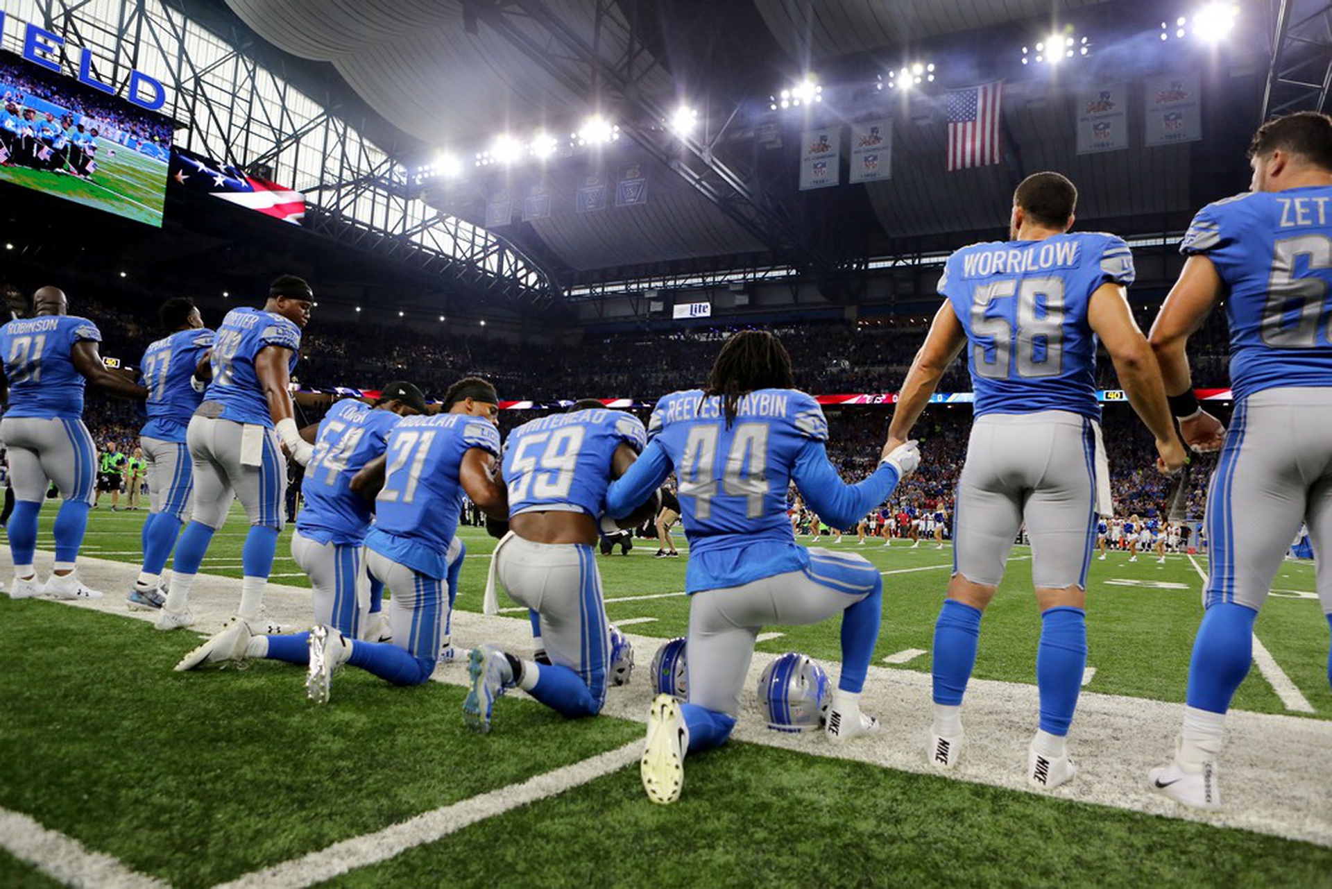 #TakeAKnee, football players kneel against social injustice in the US