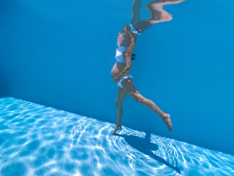 app di meditazione donna incinta in piscina