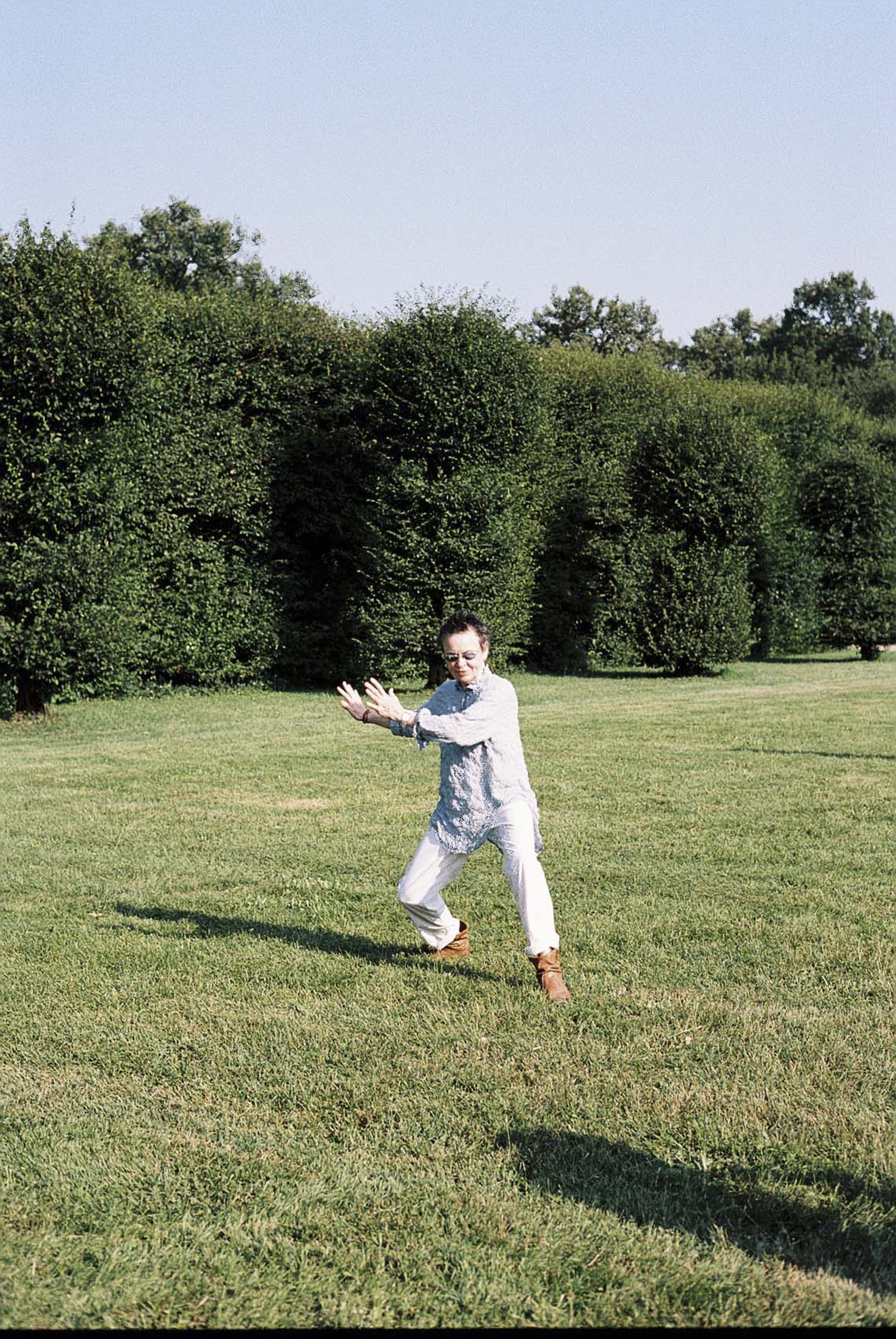 Laurie Anderson mentre pratica tai chi ritratta a Terraforma da Adrianna Glaviano 3