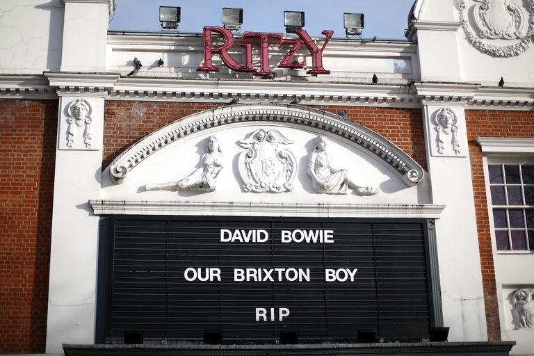 La frase "David Bowie our Brixton boy rip" sul display del cinema Ritzy di Brixton il giorno della morte di David Bowie.