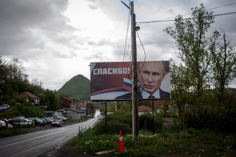 Un poster di Vladimir Putin lungo la strada per Mitrovica, in Kosovo