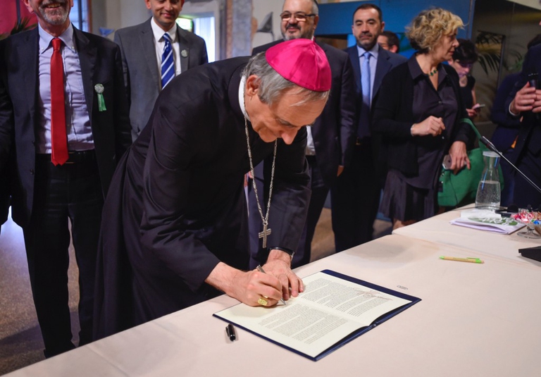 La firma della Carta durante il dialogo interreligioso 