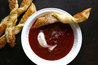Vellutata di barbabietole al timo e yogurt con grissini di sfoglia