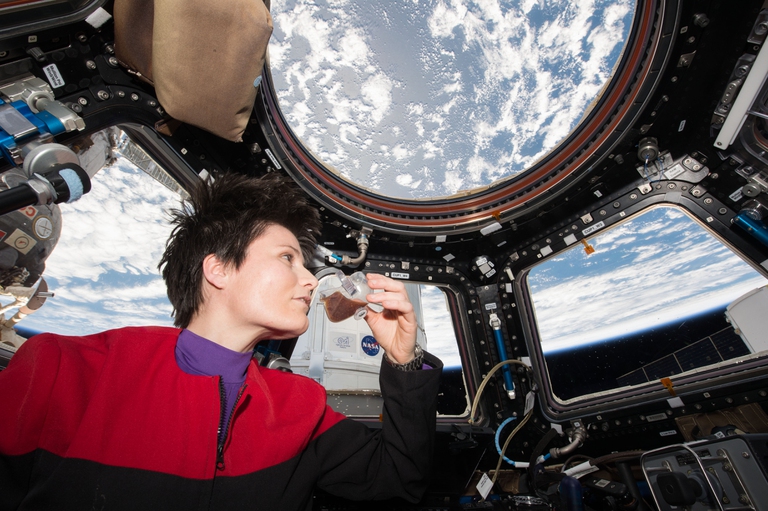 L'astronauta Cristoforetti usa la Space Cup per bere il primo espresso nello spazio © Samantha Cristoforetti