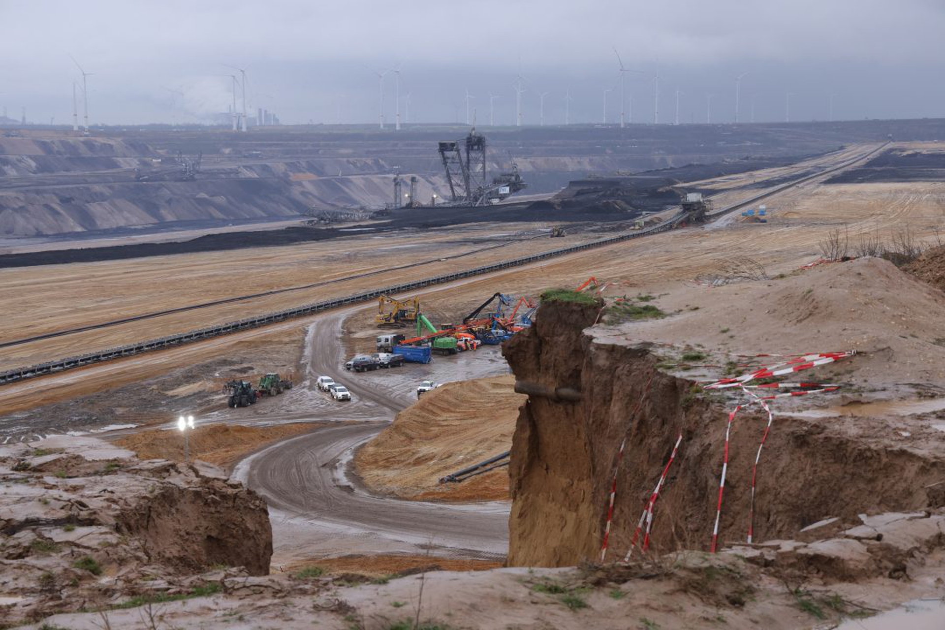 Police To Begin Eviction Of Luetzerath Activists At Garzweiler II Coal Mine