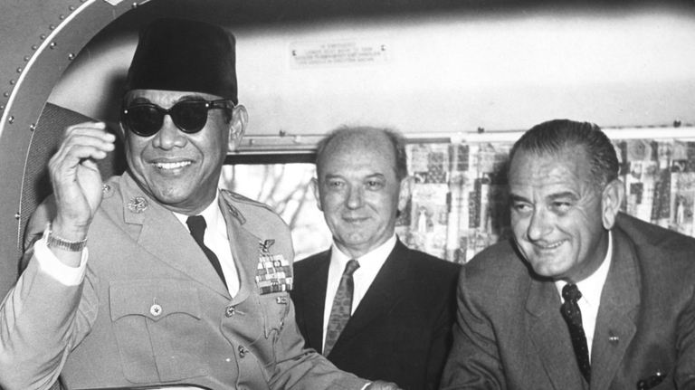 Il presidente Sukarno insieme al segretario di stato americano Dean Rusk e l'allora vice-presidente Usa Lyndon Johnson - Photo by PhotoQuest/Getty Images