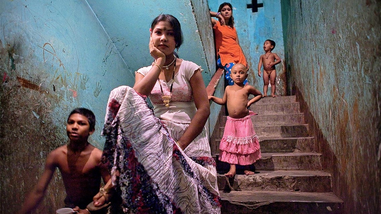 La linea di demarcazione tra prostituzione forzata e volontaria è molto labile, ed è vista da molti come una pratica abusiva nonché una violenza stessa contro le donne. La tratta a sfondo sessuale implica l'induzione di migranti in atti sessuali come condizione stretta e necessaria per effettuare il viaggio, sfruttando la coercizione, la minaccia e l'usura intervenuta mediante i debiti.