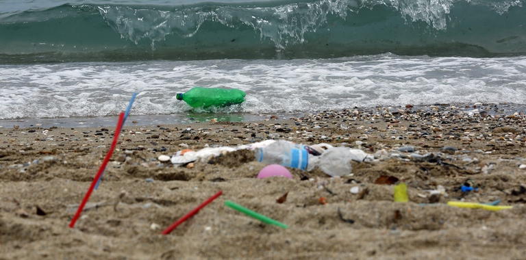 rifiuti plastica spiaggia mare