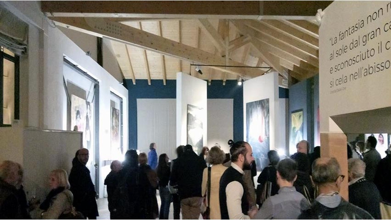 Lo spazio CB32 la sera dell'inaugurazione, a Milano © Artunicum